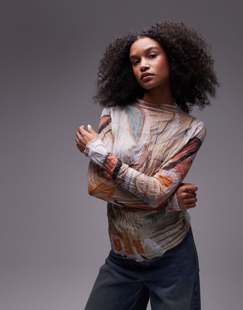

Topshop — топ с длинными рукавами и высоким воротником, с разноцветным абстрактным принтом