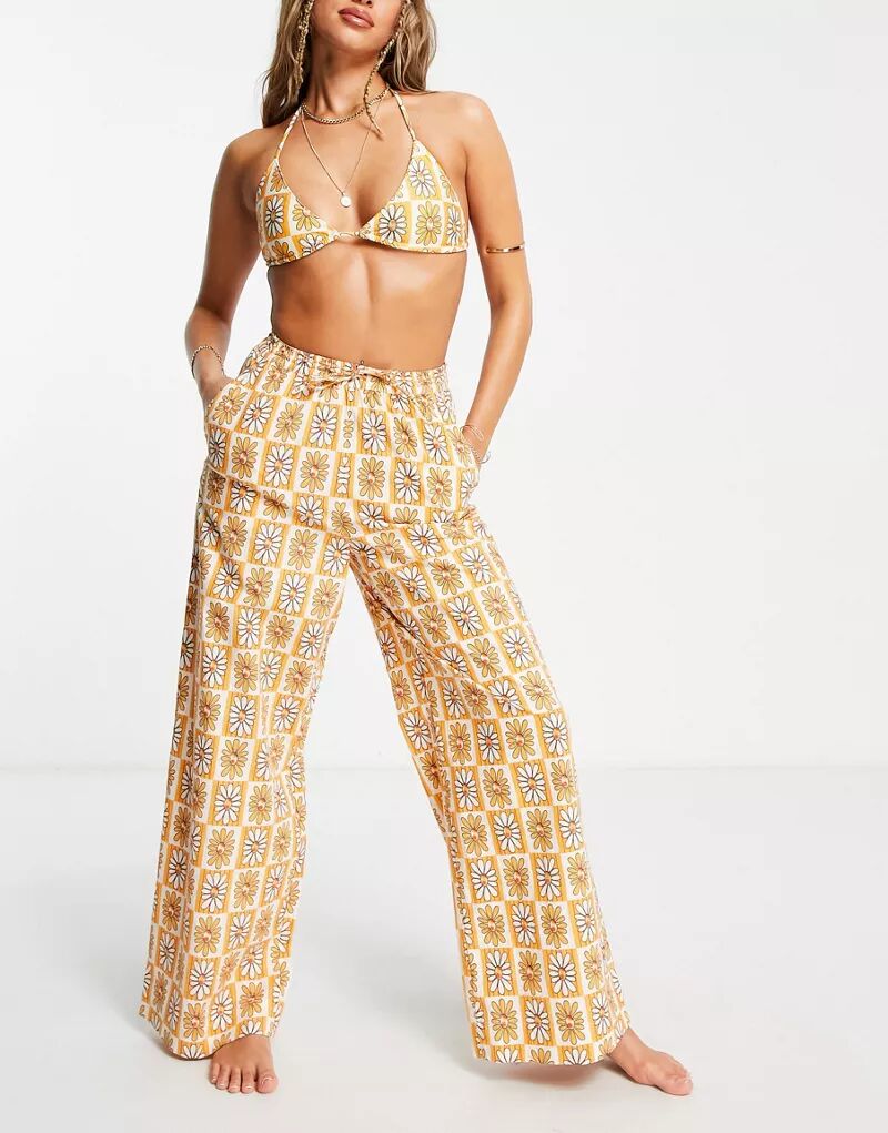 Пляжные брюки Damson Madder с шикарным модным принтом в виде ромашек цена и фото