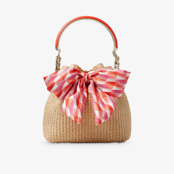 цена Маленькая сумка-ведро bon bon из рафии с бантиком Jimmy Choo, цвет nat/pap/candy pink