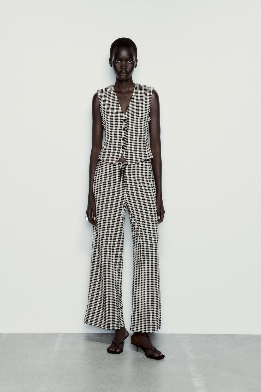 

Жилет из текстурированного жаккарда ZARA, черный