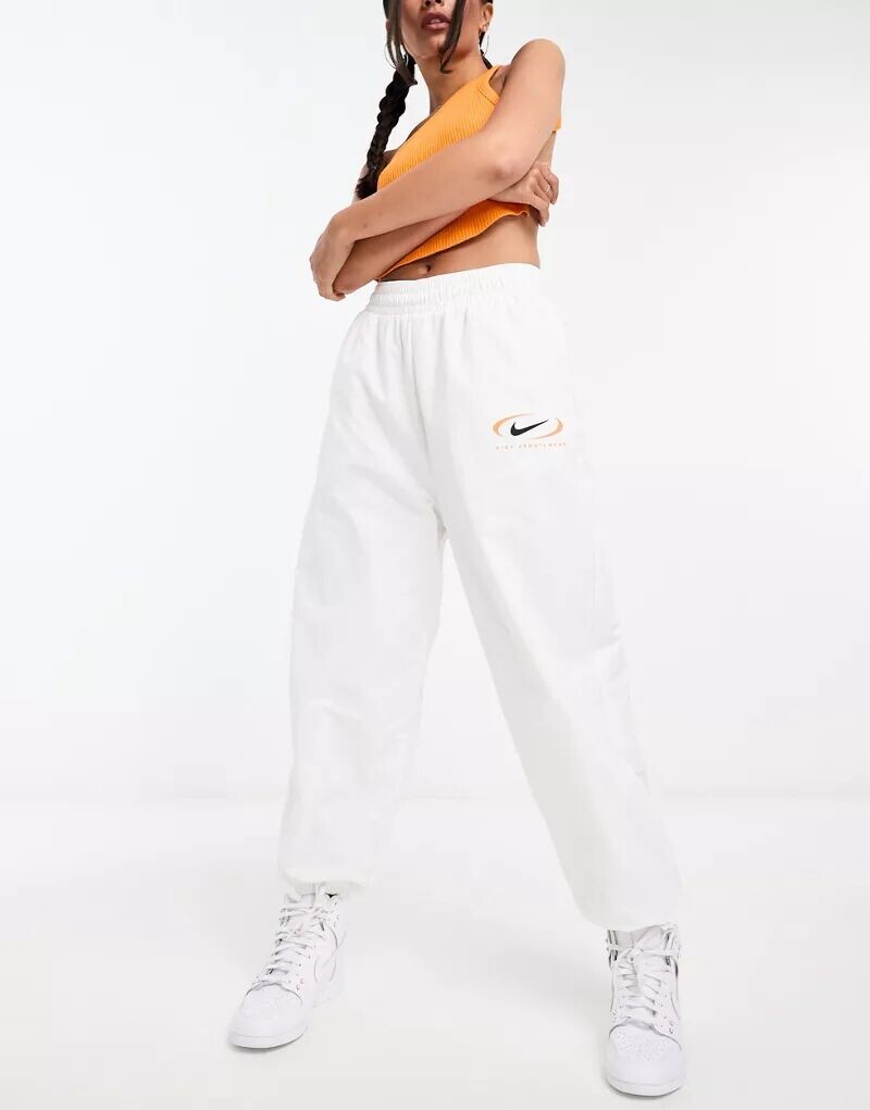 

Белые джоггеры из тканого парашюта Nike Swoosh
