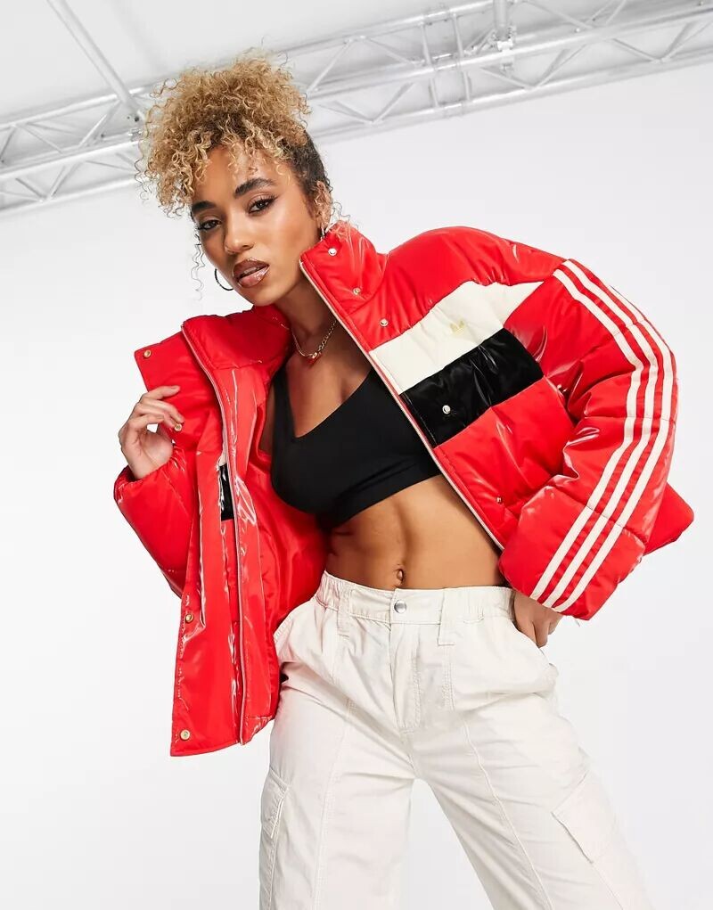 

Красная дутая куртка adidas Originals Ski Chic