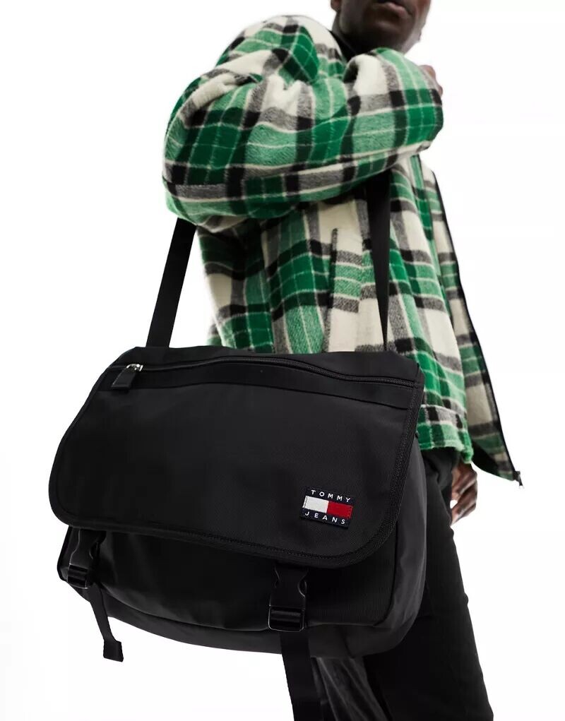 

Черный рюкзак Tommy Jeans Daily Messenger