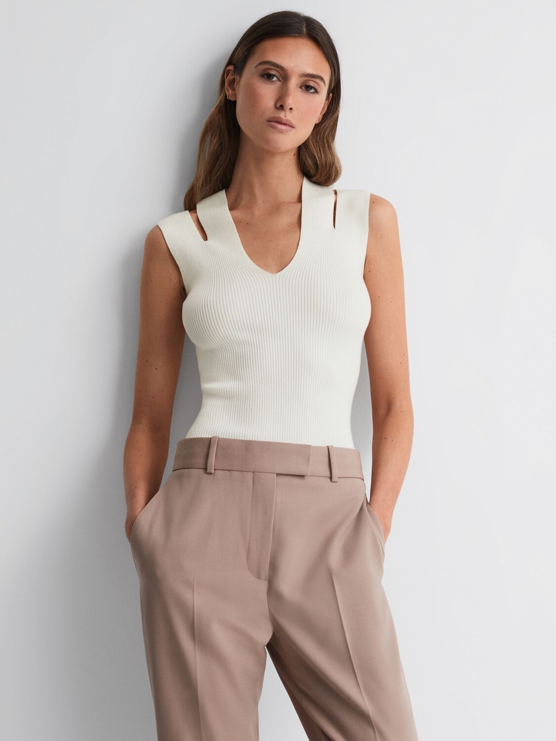 

Вязаный жилет в рубчик с двойными бретелями Reiss Nina, белый