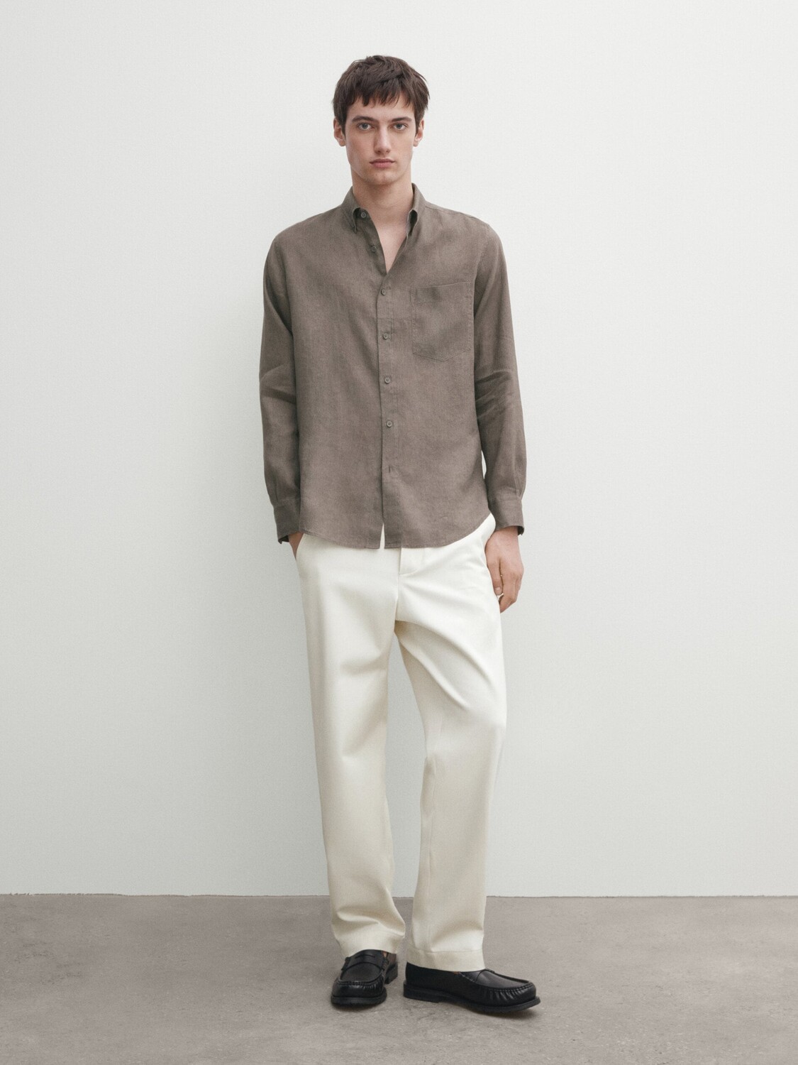 

Рубашка из 100% льна с карманом. Massimo Dutti, серый