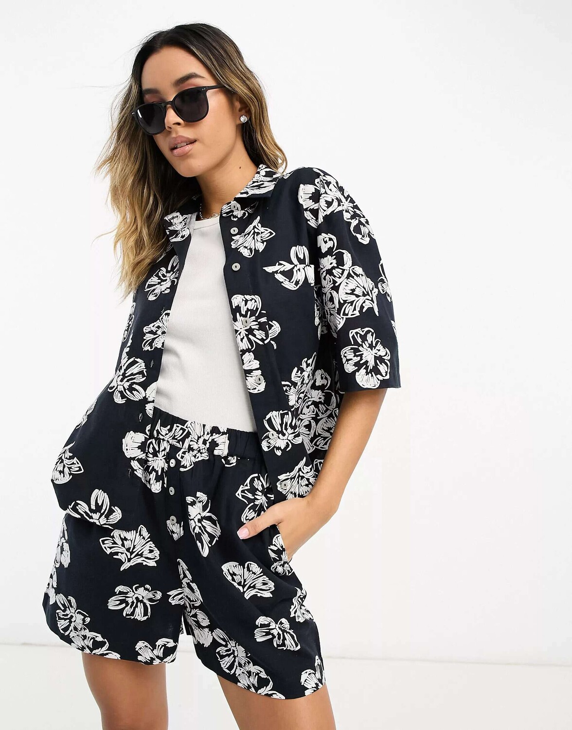 

Рубашка свободного кроя из льна с цветочным принтом ASOS