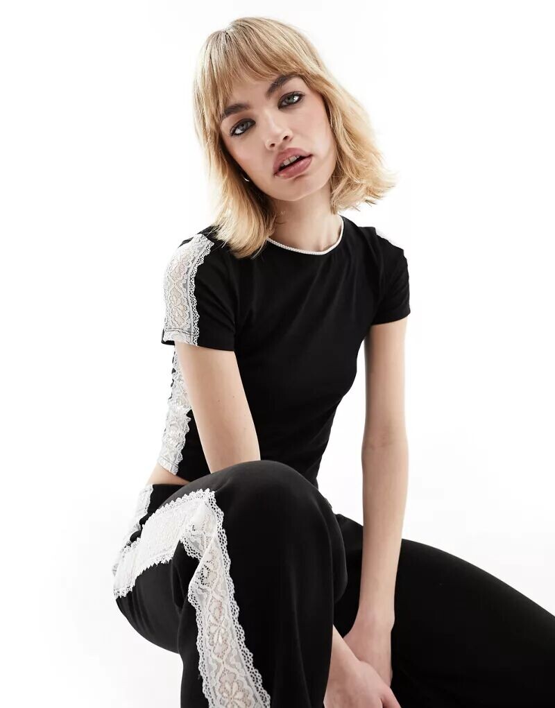 

Черная укороченная футболка с контрастными кружевными деталями ASOS