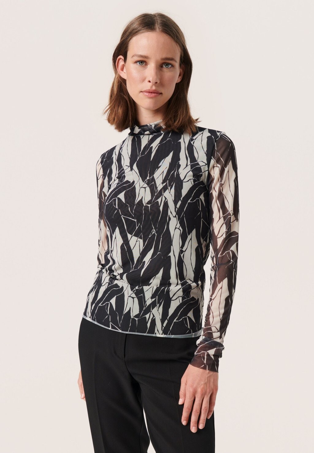 Блуза Soaked in Luxury SLALDORA MOCKNECK LS, цвет black white rock print рубашка с надписью ac dc black in black let be rock