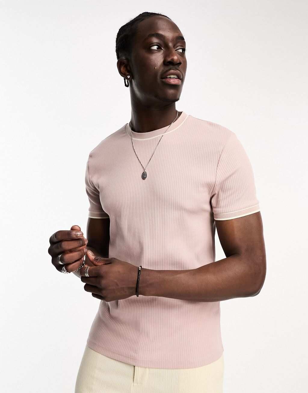 

Пыльно-розовая футболка в рубчик с мускулистым кроем ASOS DESIGN с контрастной белой окантовкой