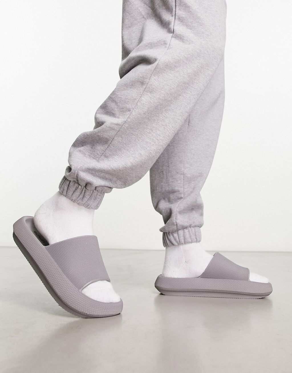 

Серые шлепанцы schuh Hayes