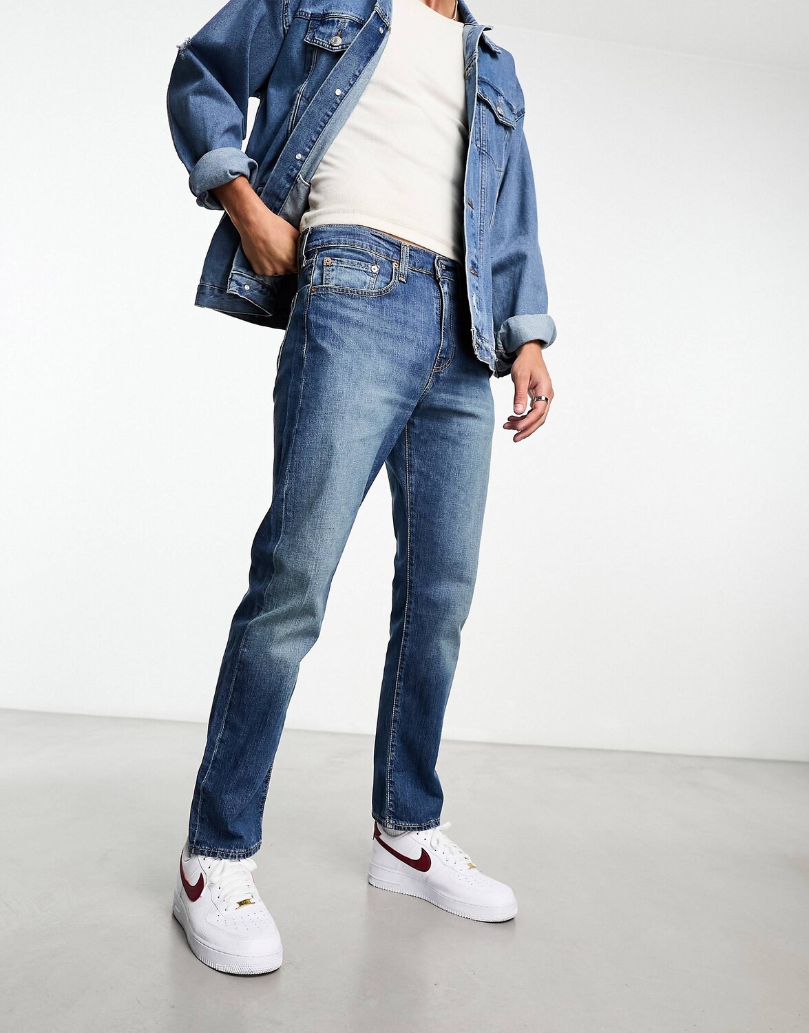 

Джинсы Levi's 502 зауженного кроя темно-синего цвета