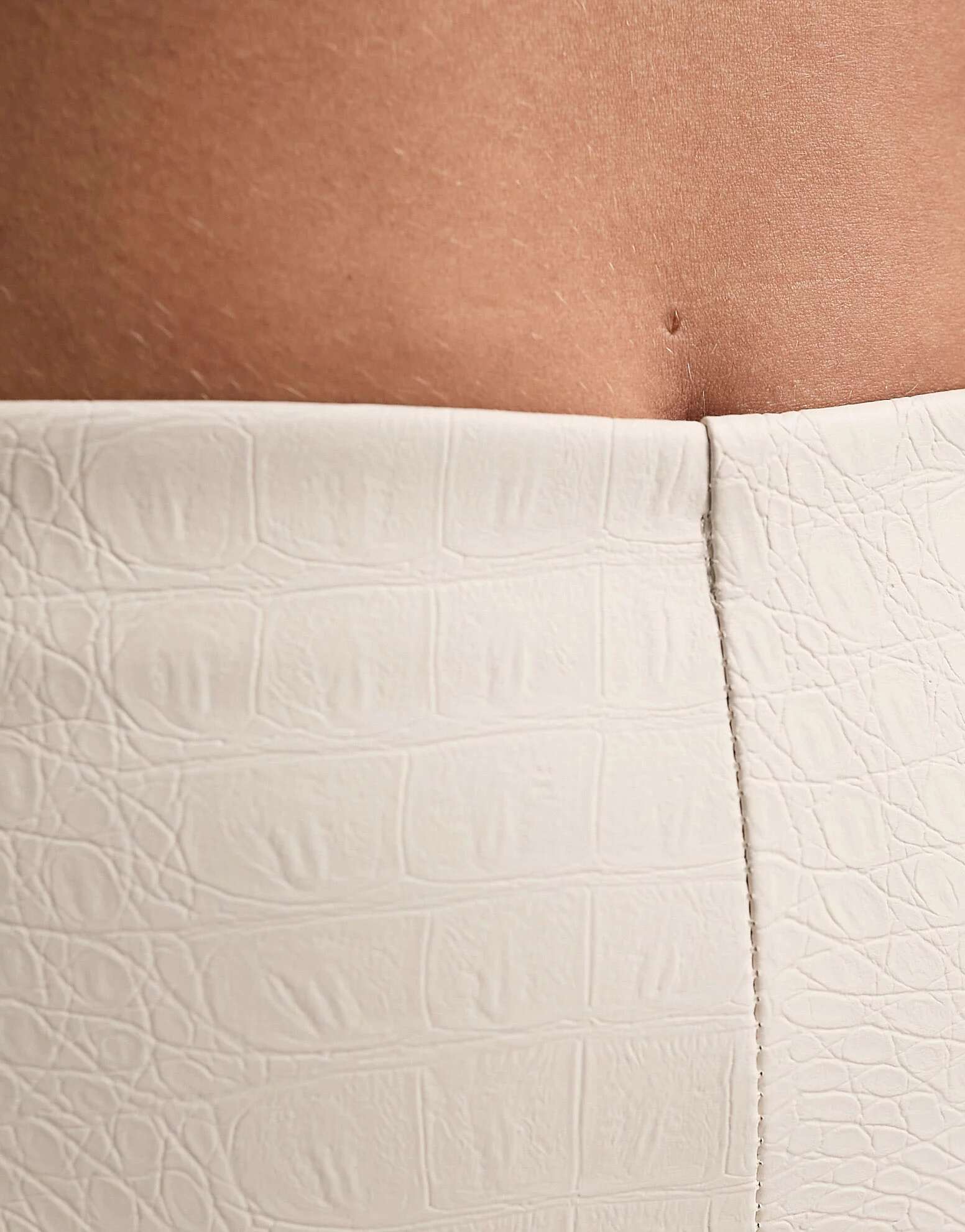 Комбинированные расклешенные брюки с эффектом белого крокодила ASOS цена и фото