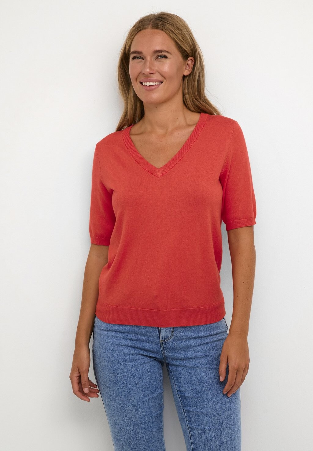 

Базовая футболка LIZZA V-NECK Kaffe, цвет cayenne