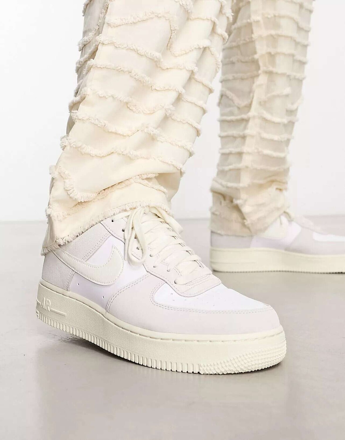 

Белые и парусные кроссовки Nike Air Force 1 LV8, Белый