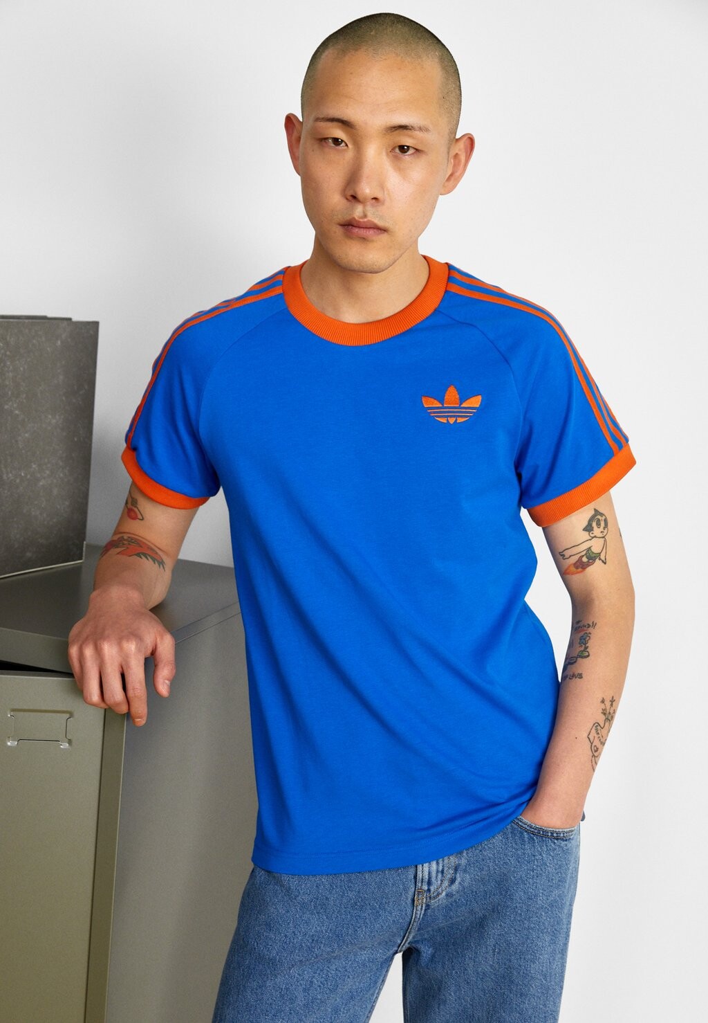 

Футболка с принтом adidas Originals, синий