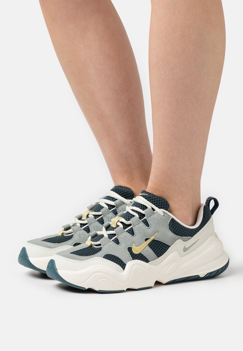 

Кроссовки Nike Tech Hera, глубокий джунгли / желто-желтый