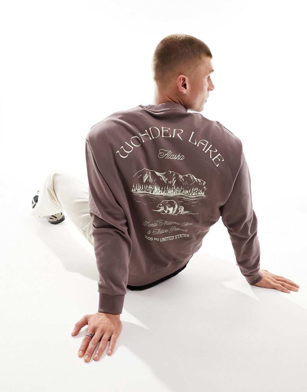

Коричневый оверсайз-свитшот с открытым принтом на спине ASOS DESIGN
