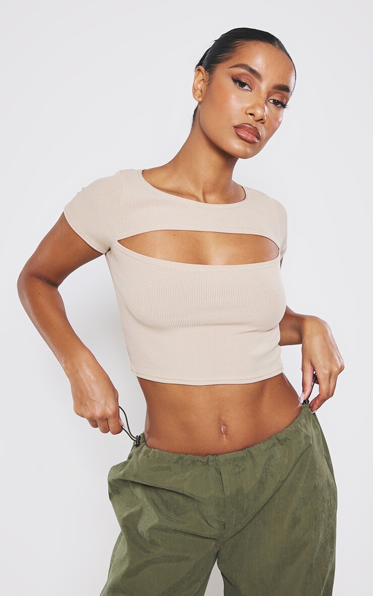

PrettyLittleThing Укороченный топ с короткими рукавами и вырезами Stone Rib