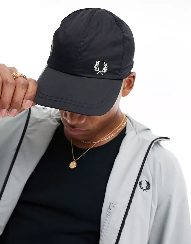 

Черная нейлоновая кепка Fred Perry с регулируемой застежкой-кнопкой