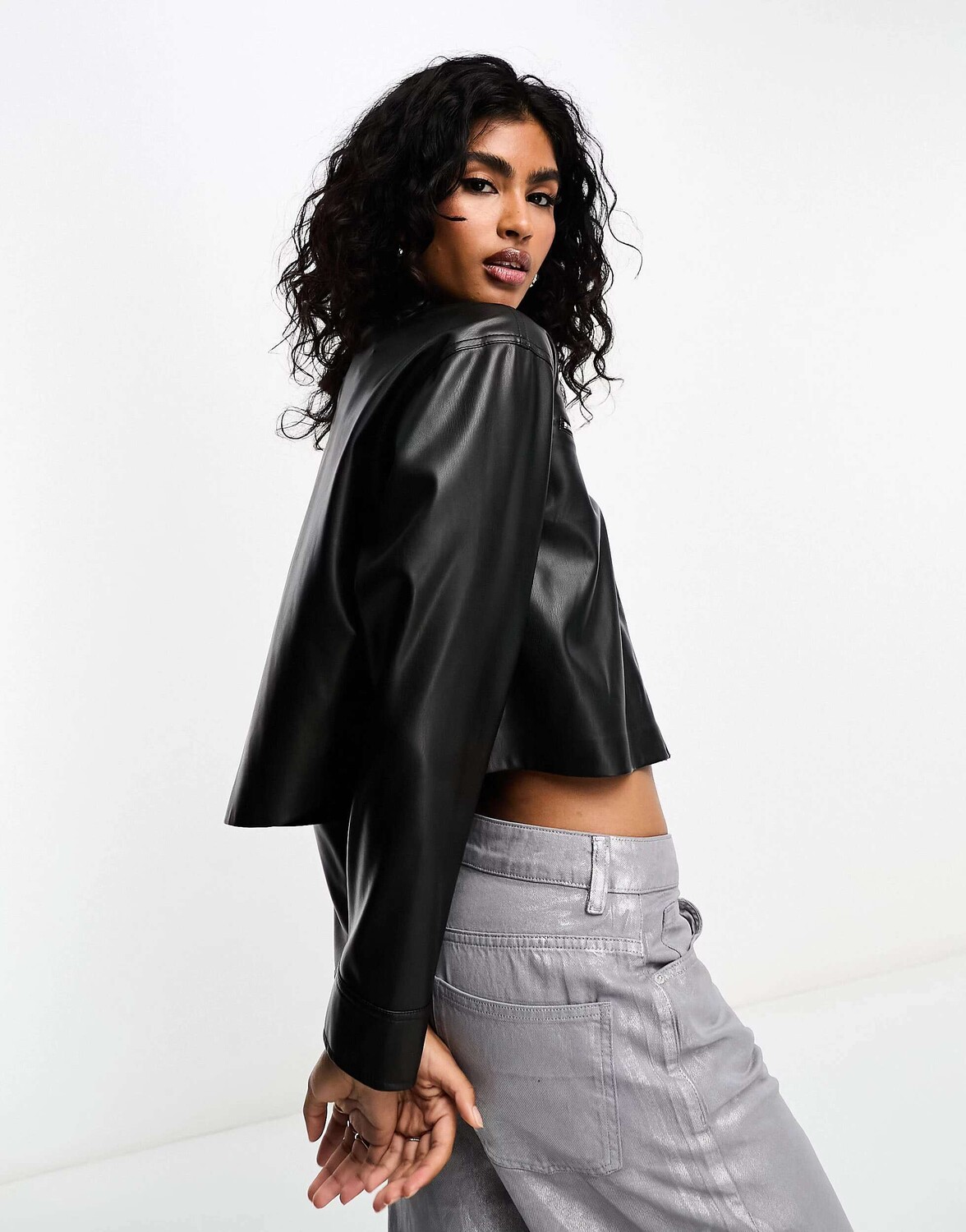 

Черная укороченная рубашка из искусственной кожи Bershka