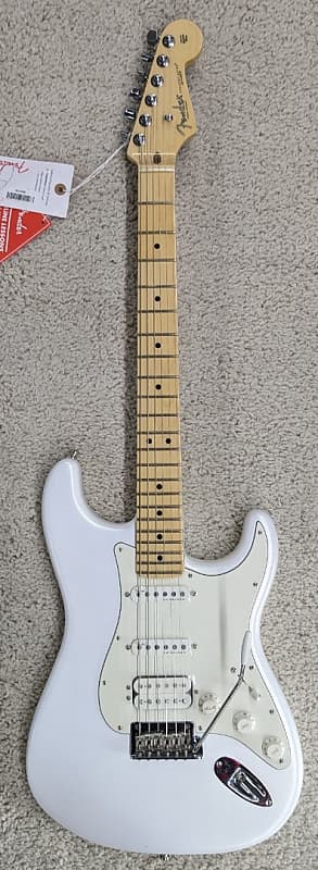 Электрогитара Fender Juanes Stratocaster Electric Guitar, Maple Fingerboard, Luna White