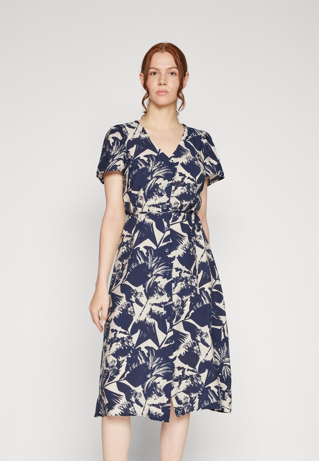 

Повседневное платье JOSIE CALF Vero Moda, цвет navy blazeraop:hanne