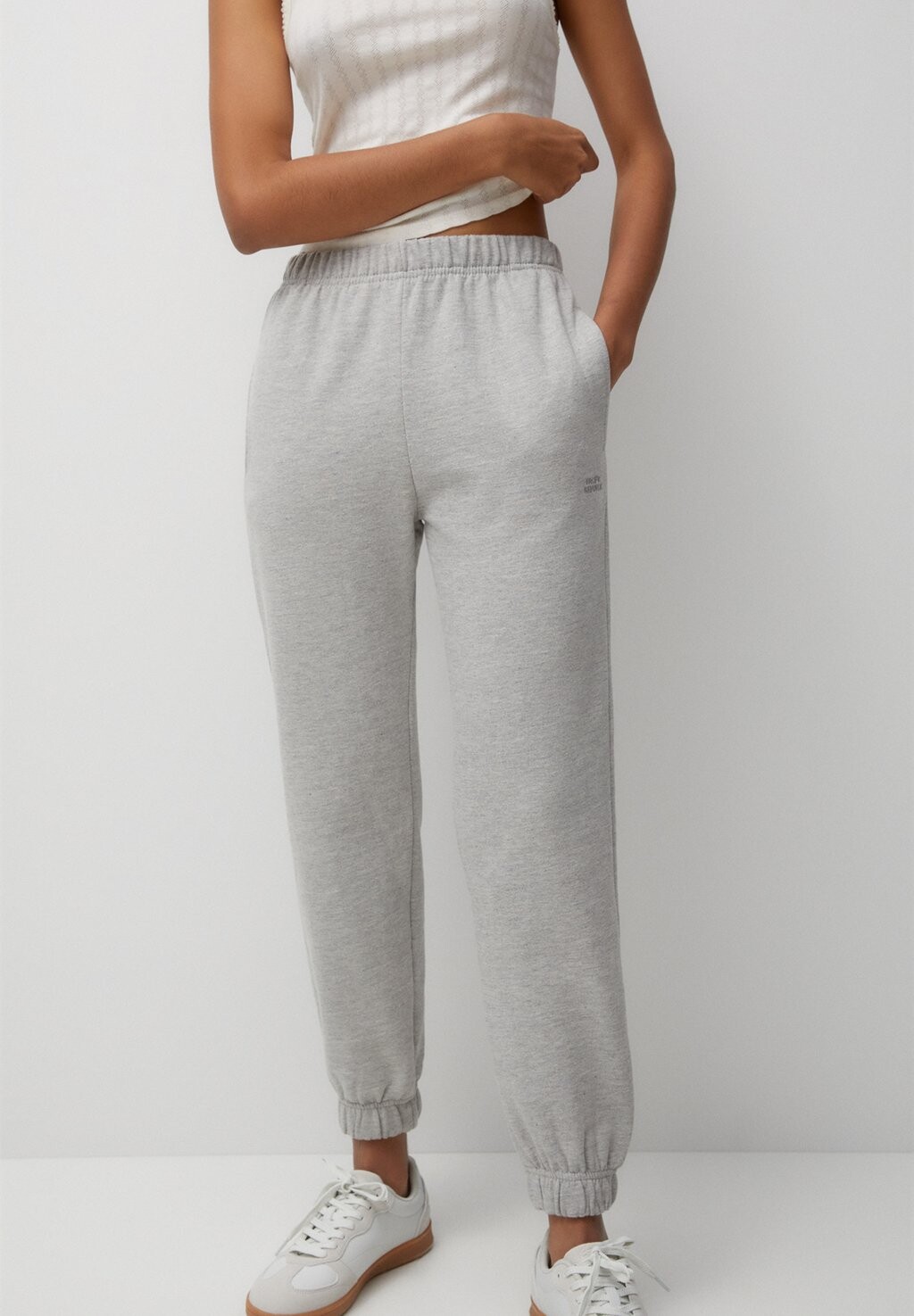 

Спортивные брюки Embroidered Joggers PULL&BEAR, цвет grey