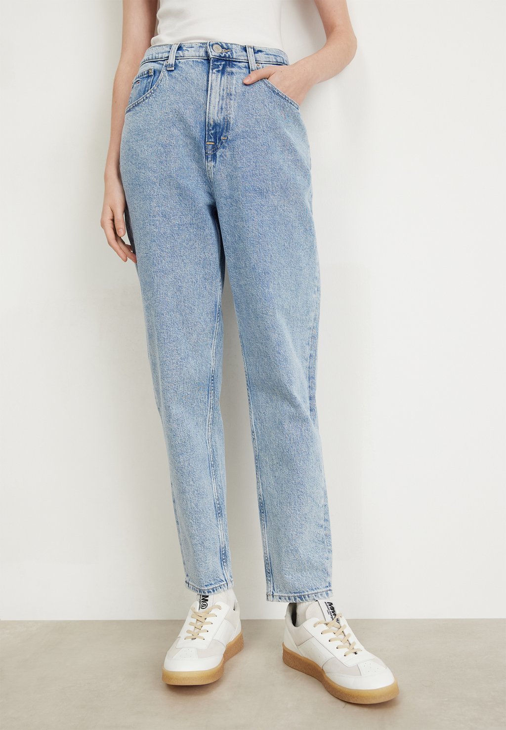 Джинсы свободного кроя MOM TAPERED Tommy Jeans, цвет denim light джинсы свободного кроя tommy jeans цвет denim medium