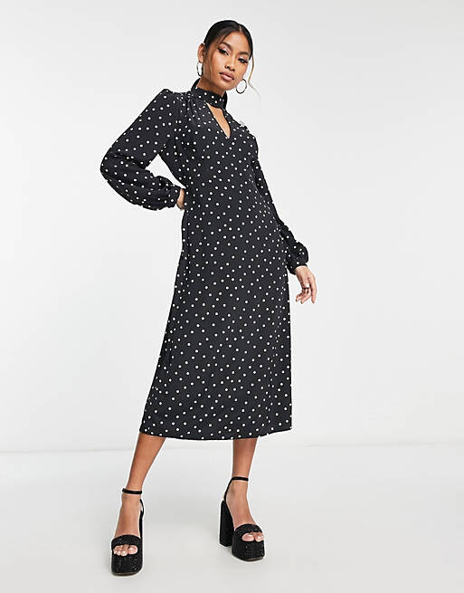 

Черное платье миди в горошек с пуговицами-сердечками River Island