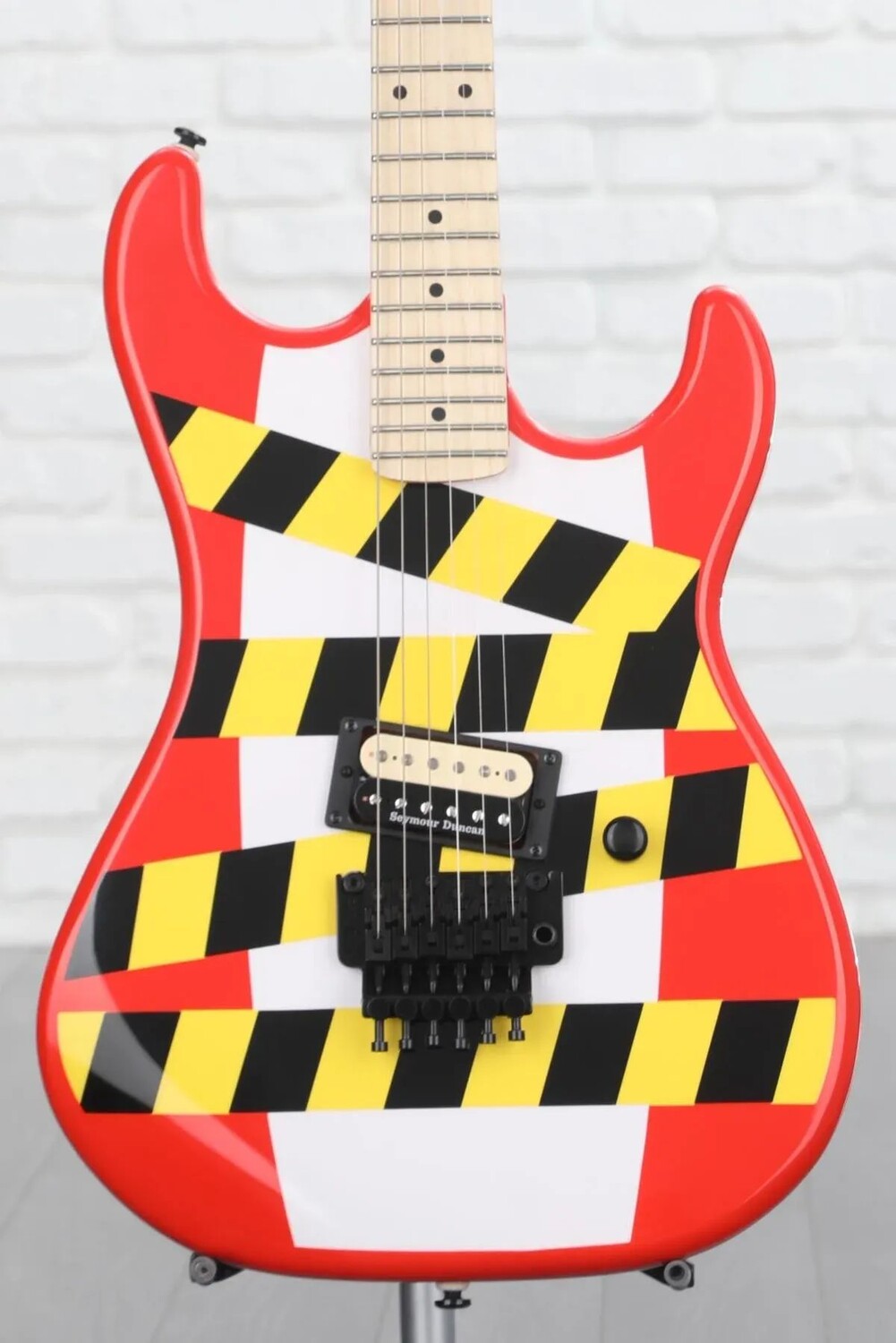 

Электрогитара Kramer Baretta — предупреждающая лента на бело-красном цвете с обратной головкой грифа