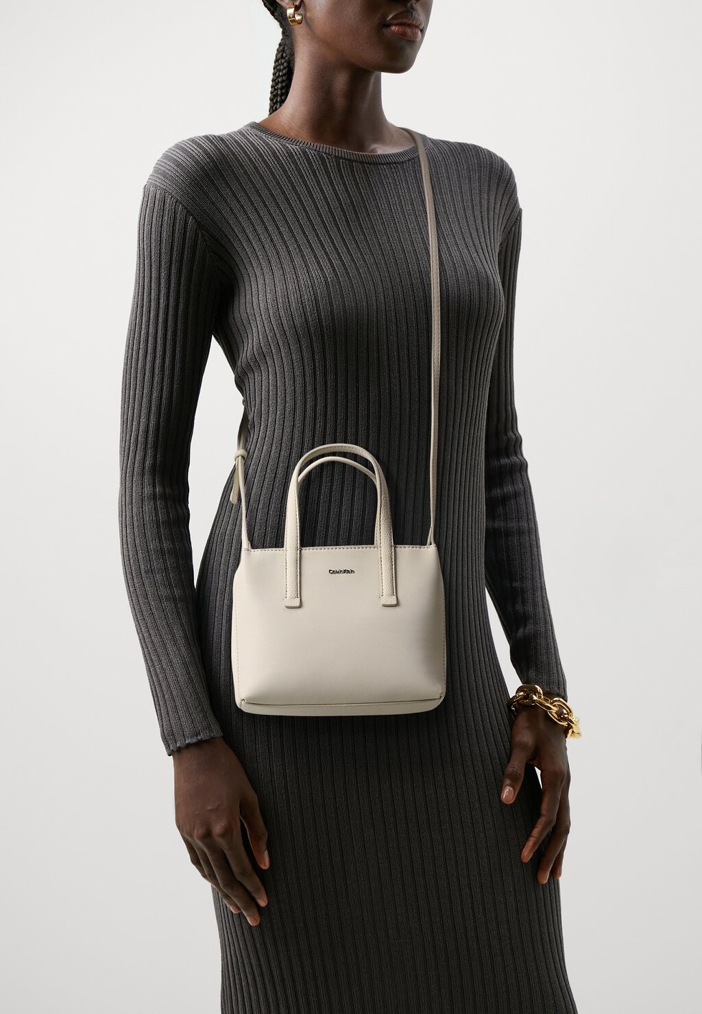 

Сумочка Must Mini Tote Calvin Klein, цвет dark ecru