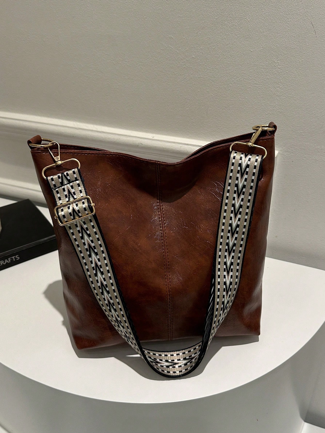 Сумка-хобо с геометрическим ремешком, коричневый большая сумка хобо в стиле ретро черный