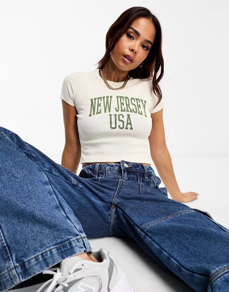 

Укороченная футболка Pull&Bear ванильно-белого цвета с принтом «Нью-Джерси»