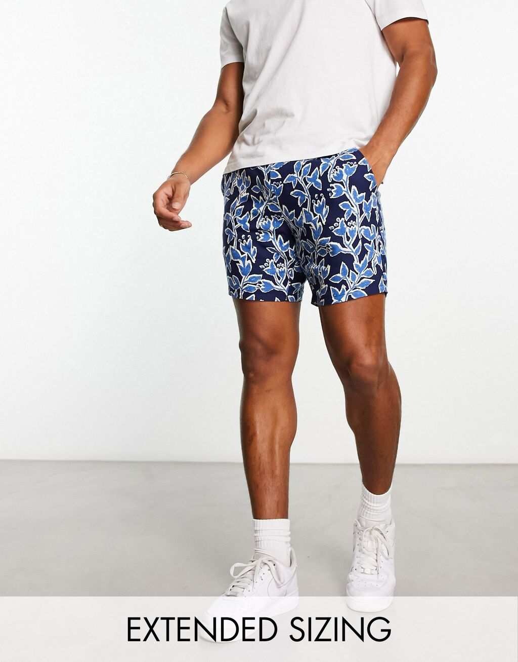 

Синие узкие льняные шорты средней длины ASOS DESIGN с цветочным принтом