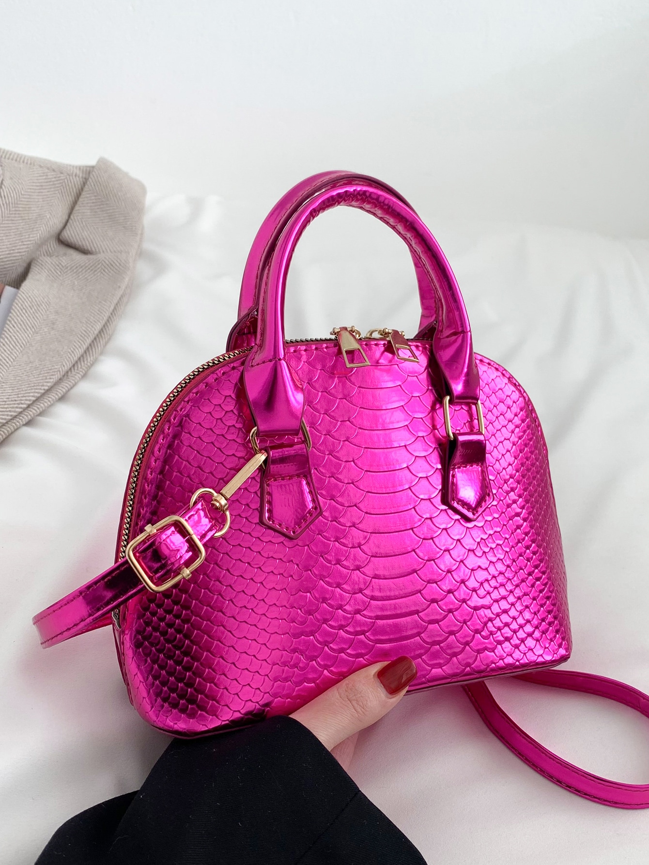 цена Миниатюрная сумка куполообразного цвета с тиснением под змеиную кожу и металликом, ярко-розовый