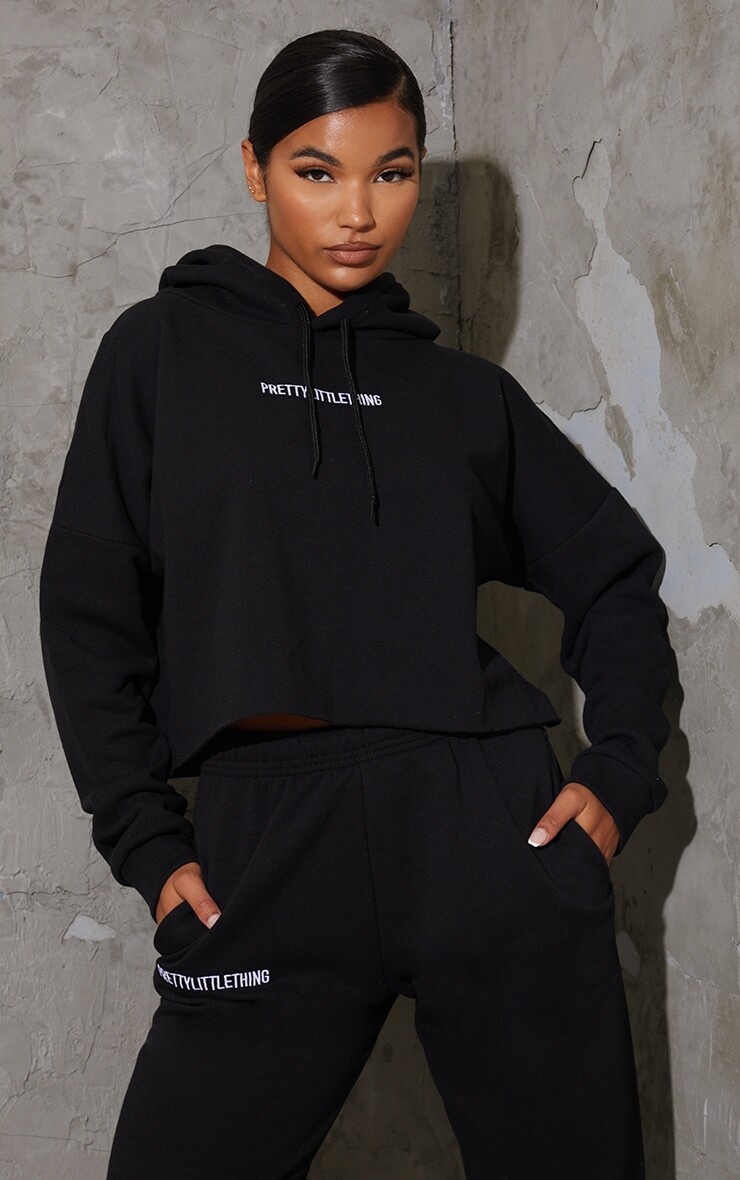 

PrettyLittleThing Черный укороченный худи с вышивкой и надписью