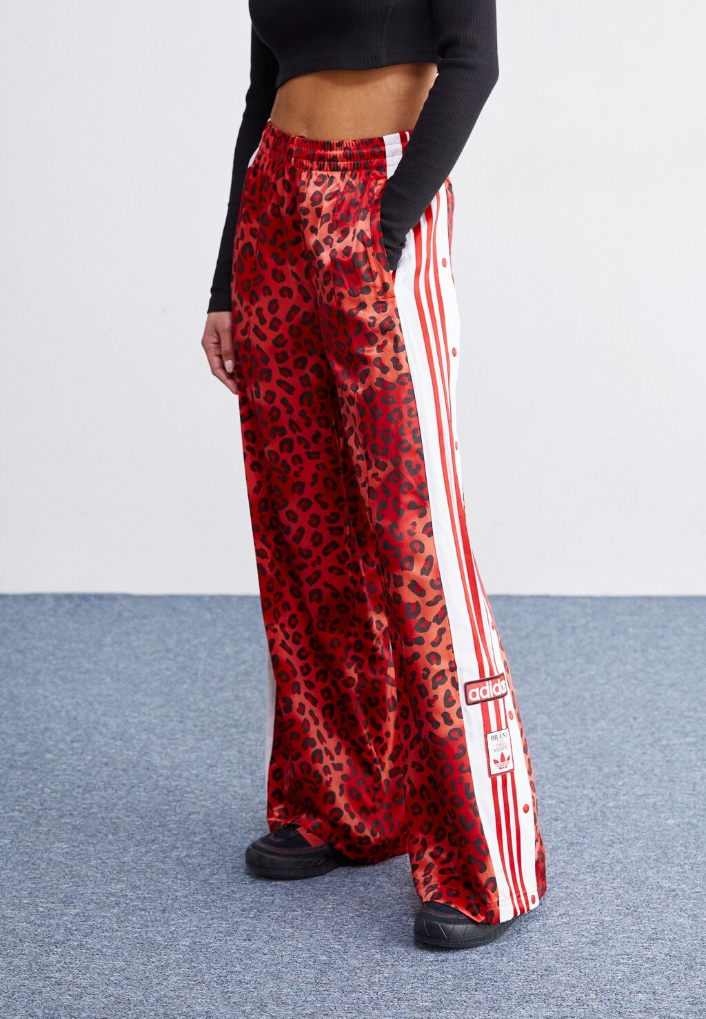

Брюки Adibreak adidas Originals, цвет bright red