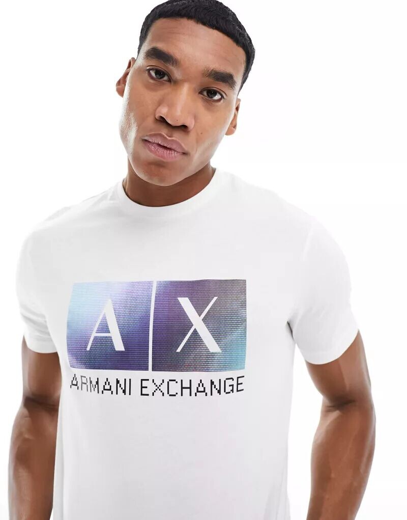 

Белая футболка Armani Exchange с квадратным логотипом на груди
