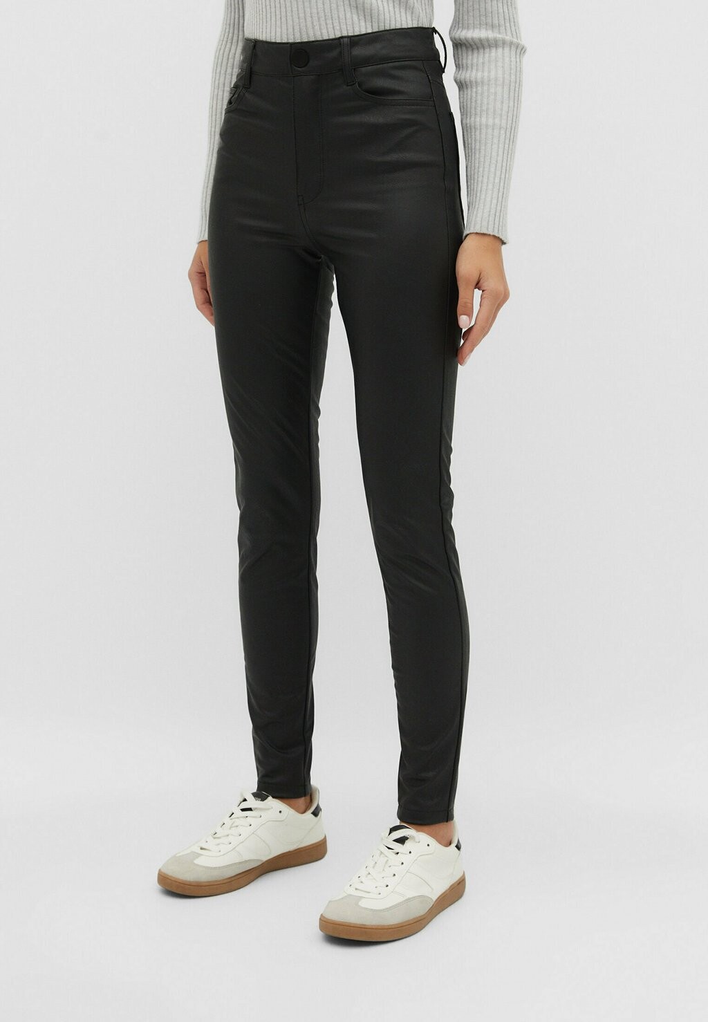 

Брюки High Waist Stradivarius, черный