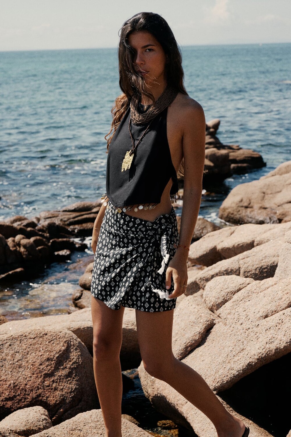 

Топ с поясом с монетами ZARA, черный