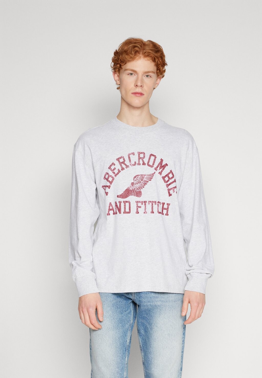 

Футболка с длинными рукавами Long-Sleeve Varsity Logo Tee Abercrombie & Fitch