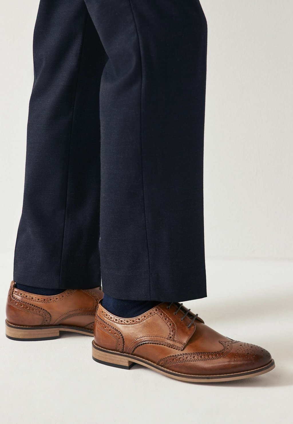 Элегантные туфли на шнуровке Contrast Next, цвет tan brown элегантные туфли на шнуровке next бежевые