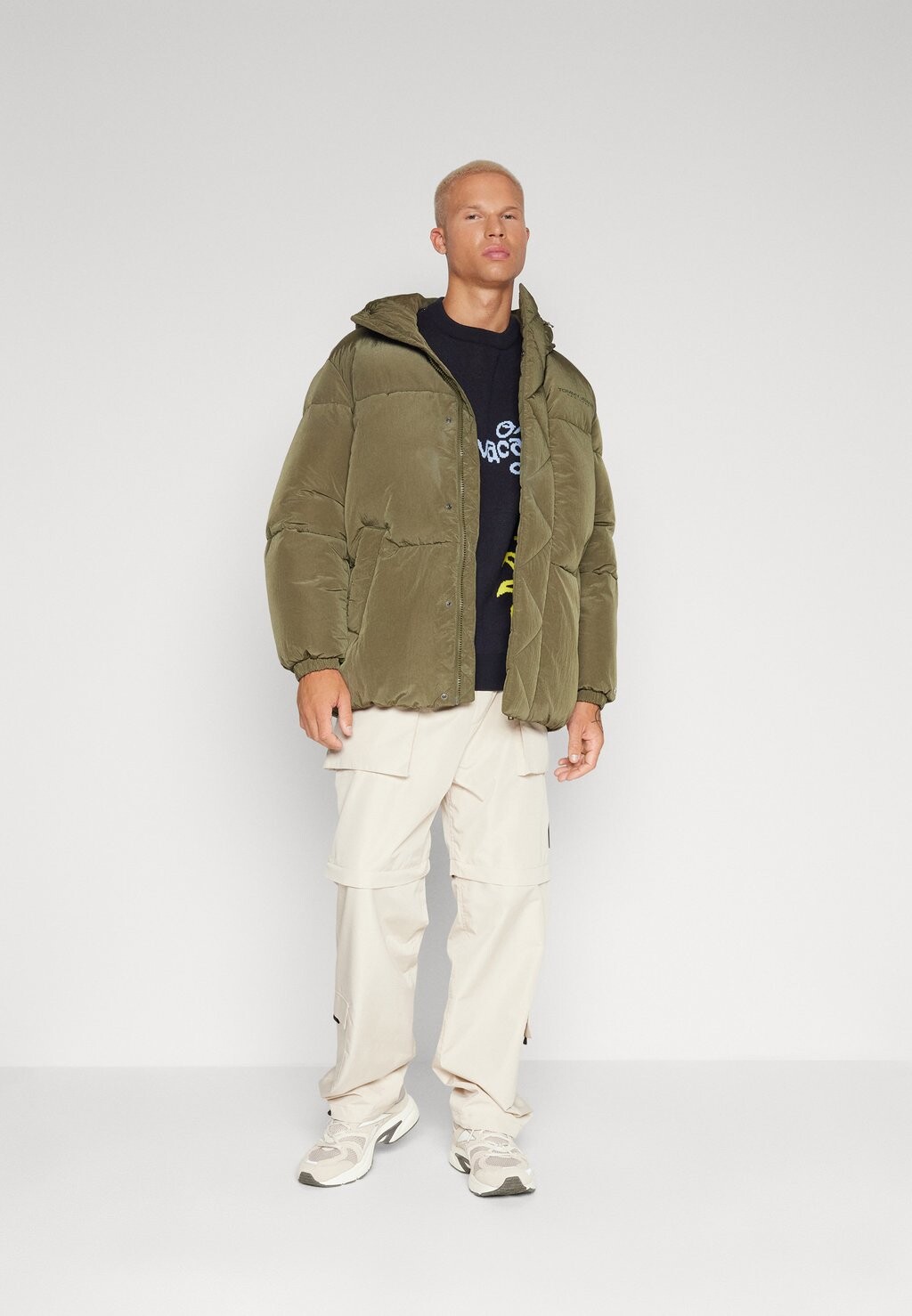 

Куртка Tommy Jeans ПУФФЕР STATEMENT, цвет DRAB OLIVE GREEN