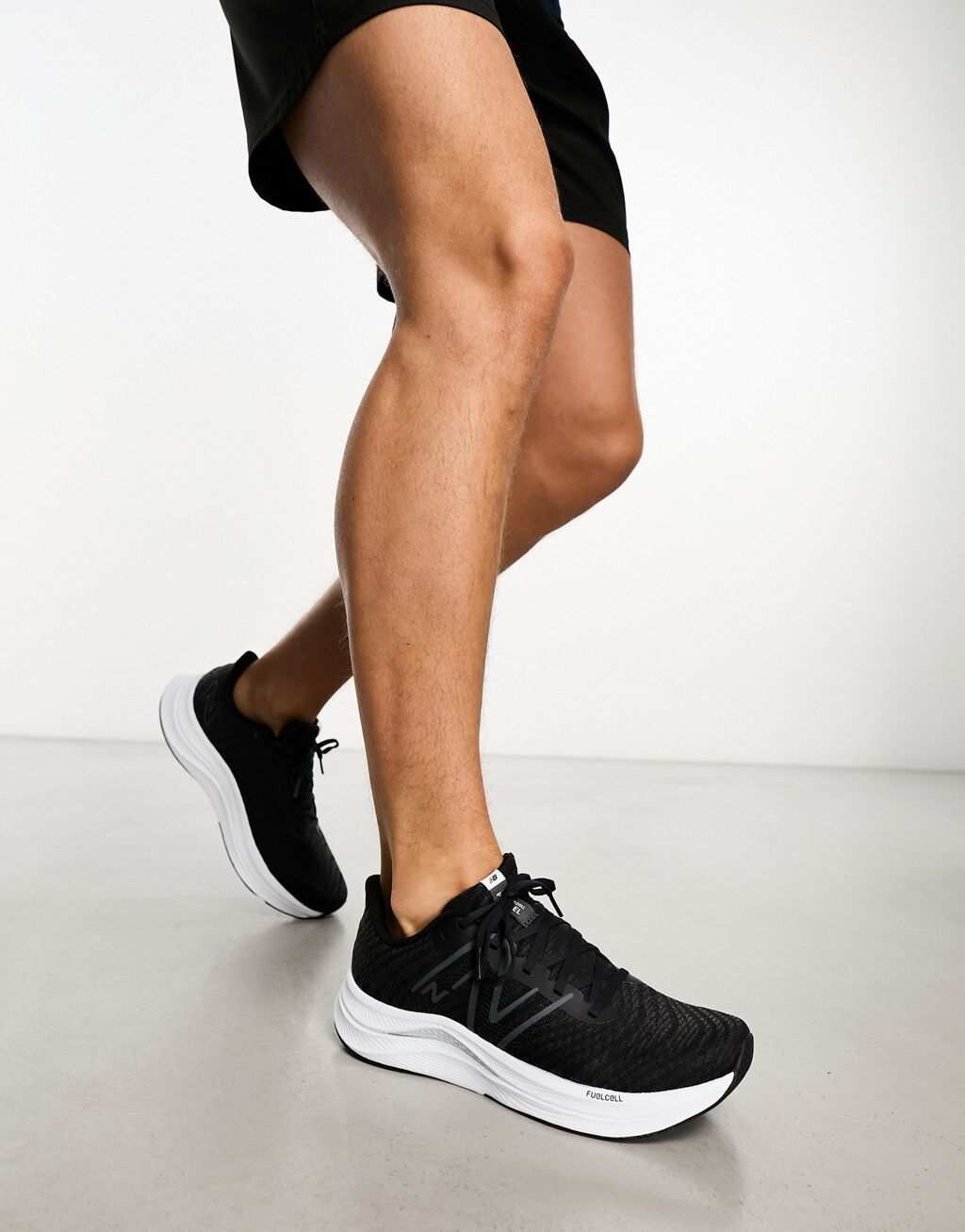 

Черные кроссовки New Balance FCPR