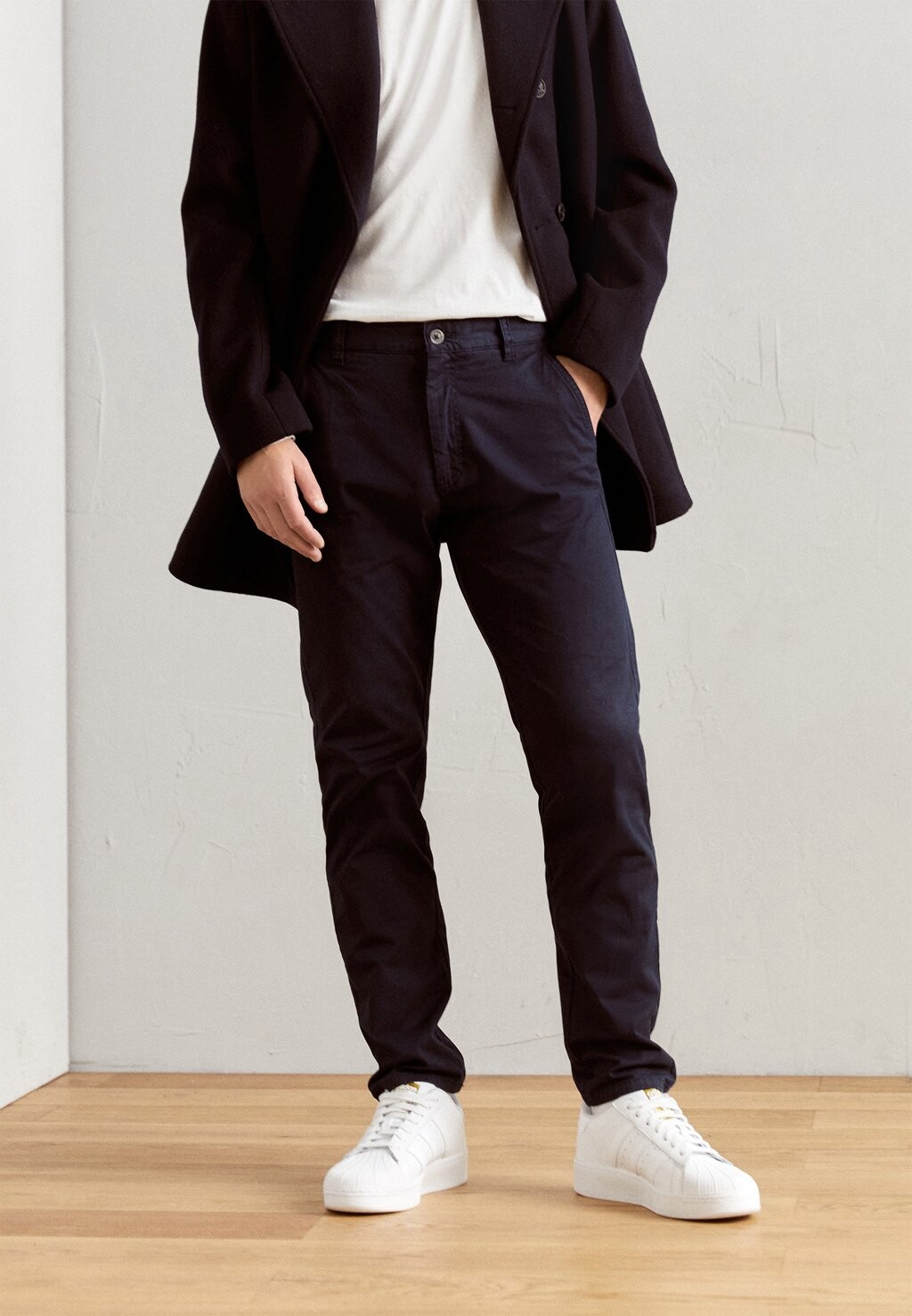 

Чино REGULAR LENGTH TAPERED LEG FRENCH FRONT POCKETS BACK WELT POCKETS Marc O'Polo DENIM, цвет orion blue