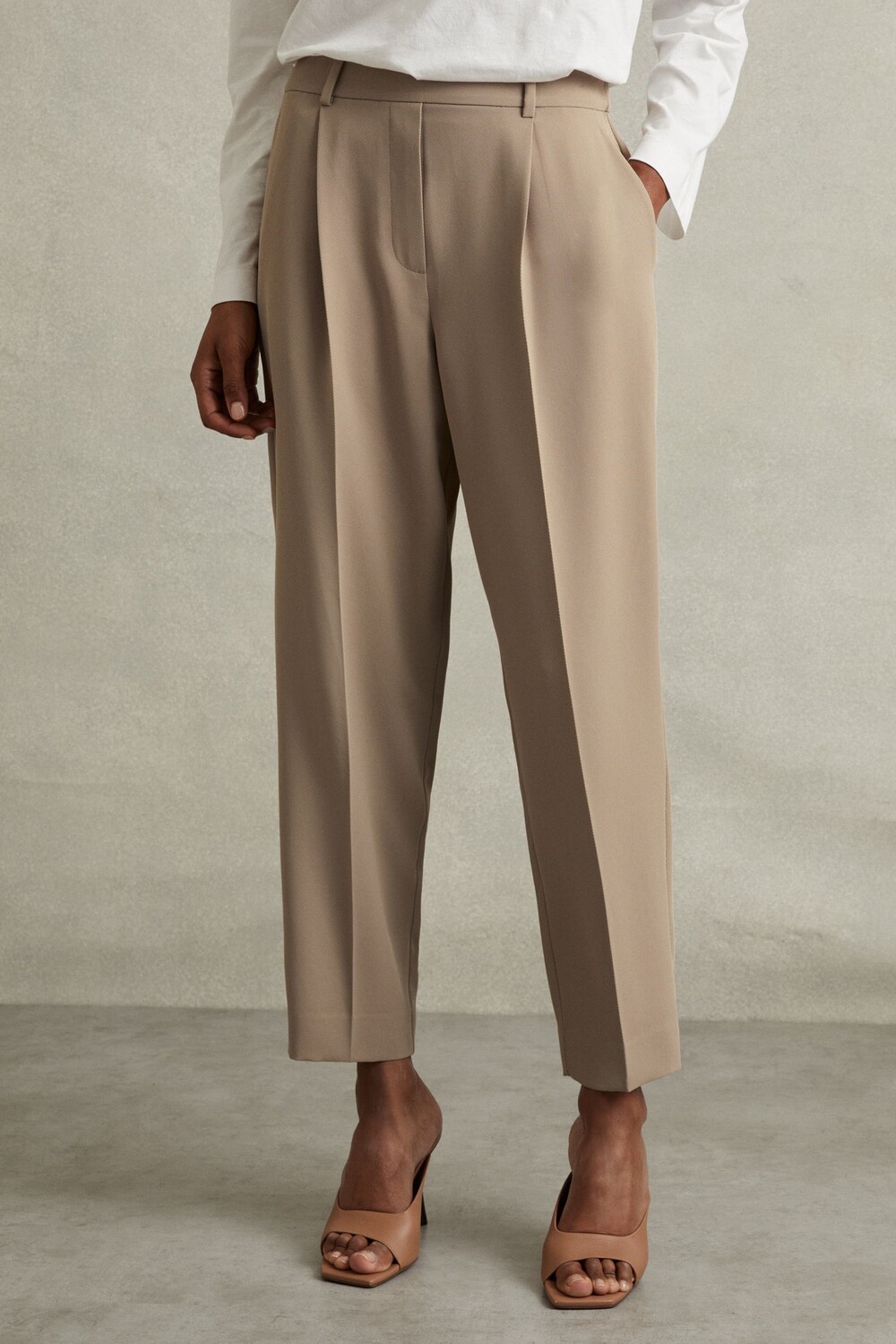 

Зауженные брюки Eden Taper со складками спереди Reiss, нейтральный