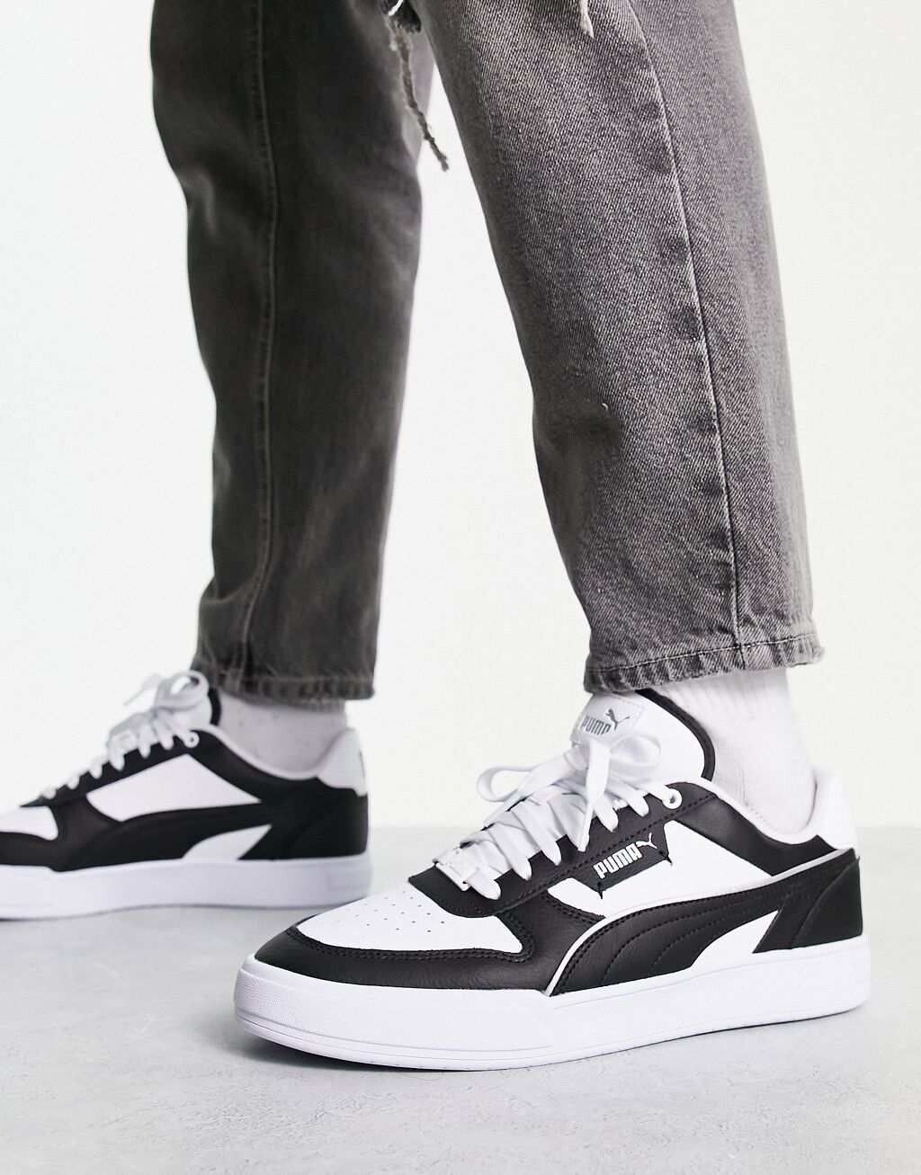 

Бело-черные кроссовки Puma Caven