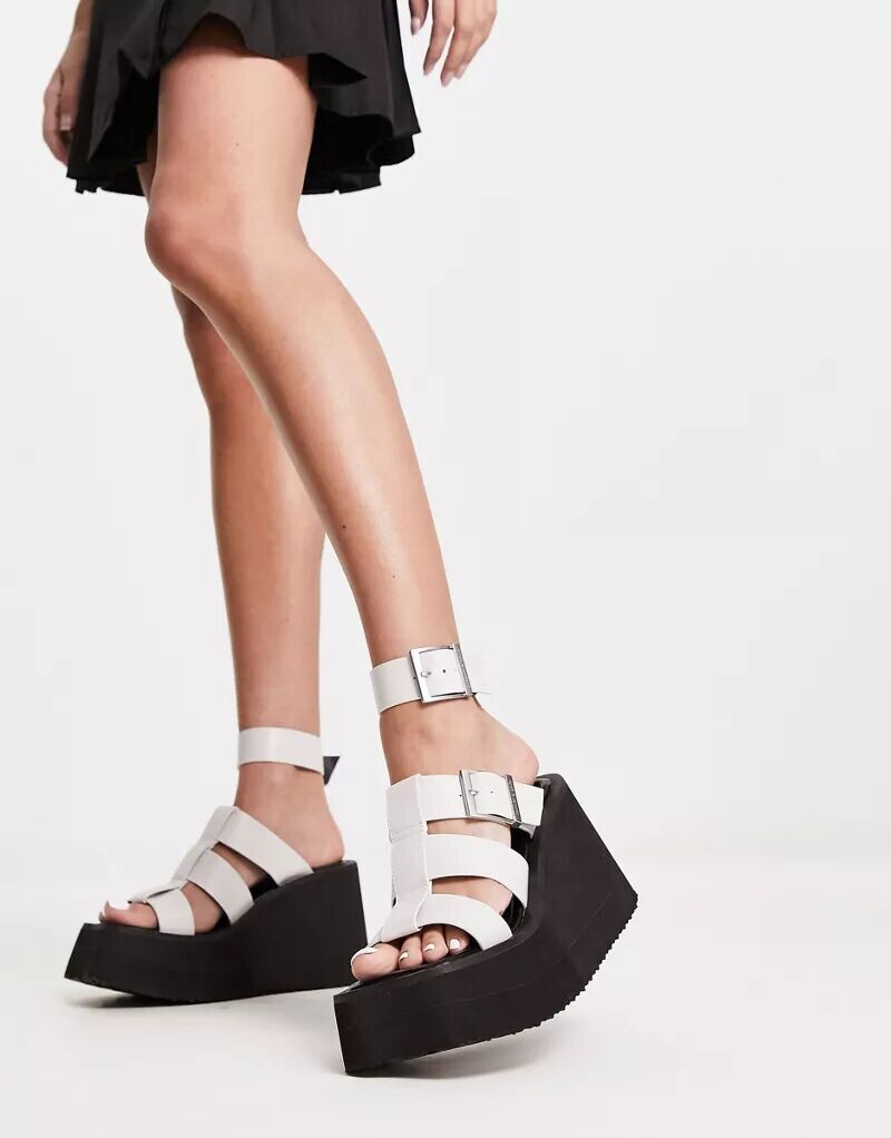 

Белые босоножки на танкетке Charles & Keith