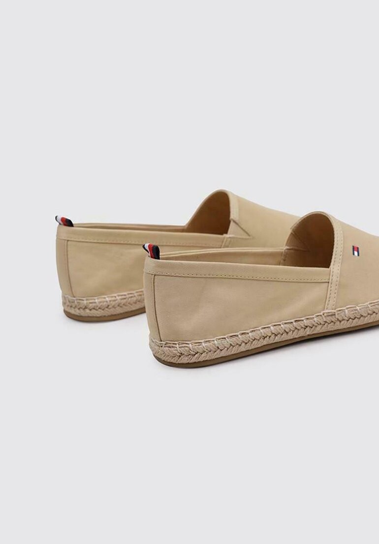 

Слипоны Tommy Hilfiger, бежевый
