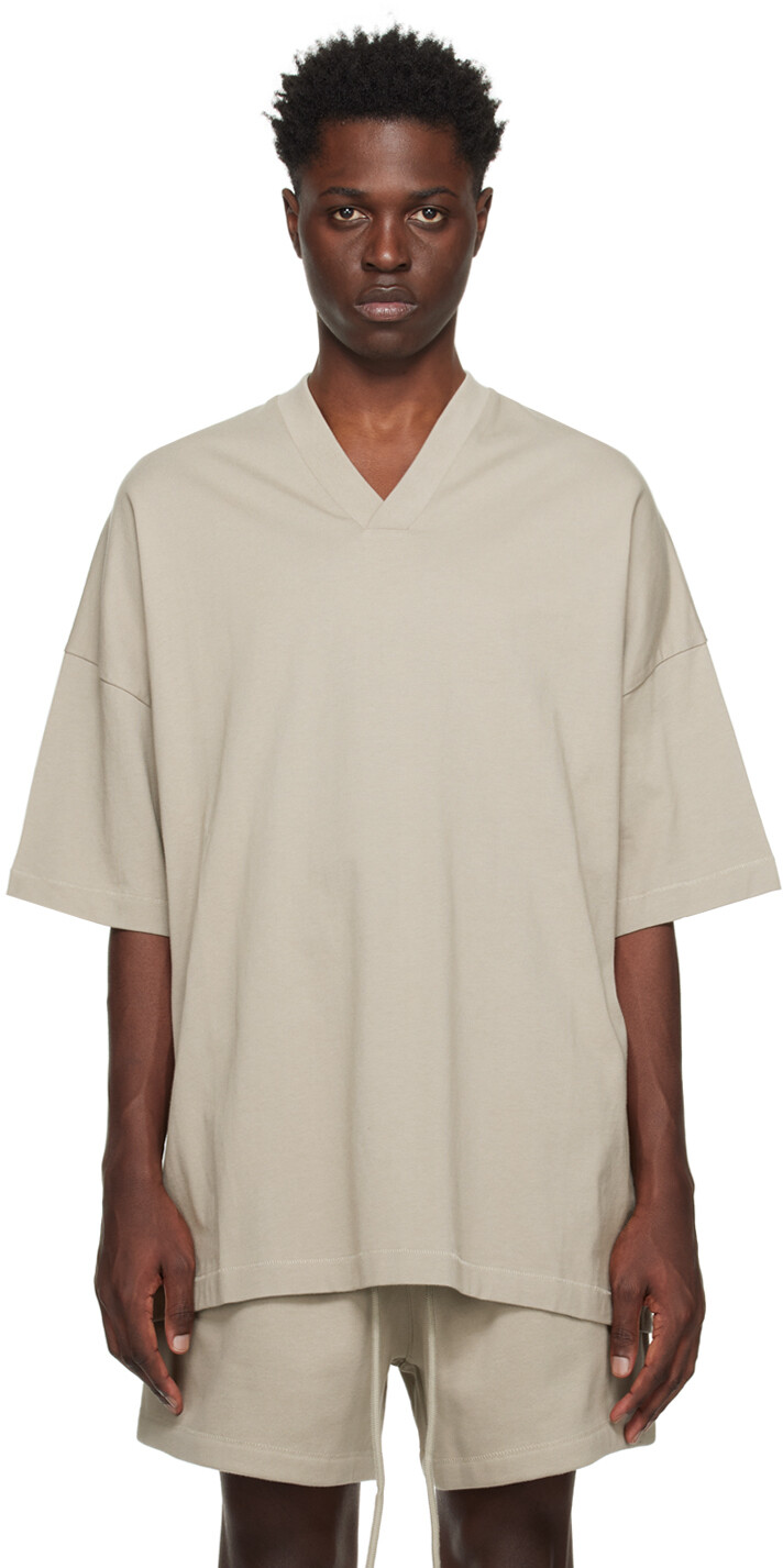 

Серая футболка с v-образным вырезом Fear Of God Essentials, цвет Seal